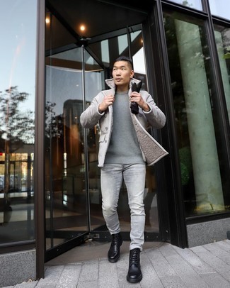 Graue Lammfelljacke kombinieren – 37 Herren Outfits: Paaren Sie eine graue Lammfelljacke mit grauen Jeans für einen bequemen Alltags-Look. Entscheiden Sie sich für eine schwarze Lederfreizeitstiefel, um Ihr Modebewusstsein zu zeigen.