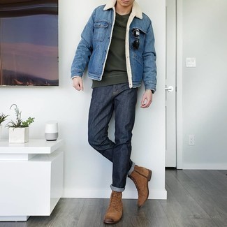 30 Jährige: Rotbraune Freizeitstiefel kombinieren – 224 Smart-Casual Herren Outfits kalt Wetter: Kombinieren Sie eine blaue Jeanslammfelljacke mit dunkelblauen Jeans für ein bequemes Outfit, das außerdem gut zusammen passt. Eine rotbraune Freizeitstiefel sind eine einfache Möglichkeit, Ihren Look aufzuwerten.