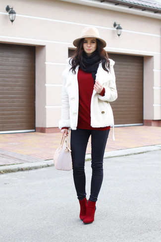 Weiße Lammfelljacke kombinieren – 3 Damen Outfits: Geben Sie den bestmöglichen Casual-Look ab in einer weißen Lammfelljacke und schwarzen engen Jeans. Rote Wildleder Stiefeletten sind eine ideale Wahl, um dieses Outfit zu vervollständigen.