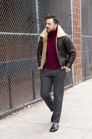 Jacke kombinieren – 500+ Winter Herren Outfits: Kombinieren Sie eine Jacke mit einer dunkelgrauen Anzughose, um vor Klasse und Perfektion zu strotzen. Vervollständigen Sie Ihr Look mit dunkelbraunen Leder Slippern mit Quasten. Dieser Look ist ideal für den Winter geeignet.