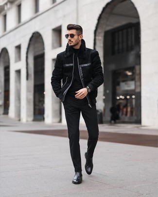 Wie schwarze Sonnenbrille mit schwarzer Chinohose zu kombinieren – 77 Herren Outfits kalt Wetter: Erwägen Sie das Tragen von einer schwarzen Lammfelljacke und einer schwarzen Chinohose für einen bequemen Alltags-Look. Fühlen Sie sich ideenreich? Entscheiden Sie sich für schwarzen Chelsea Boots aus Leder.