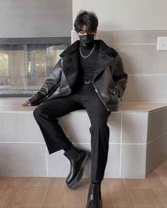Schwarzen Gürtel kombinieren – 419 Herren Outfits kalt Wetter: Eine schwarze Lammfelljacke und ein schwarzer Gürtel sind eine ideale Outfit-Formel für Ihre Sammlung. Fühlen Sie sich mutig? Ergänzen Sie Ihr Outfit mit schwarzen Chelsea Boots aus Leder.