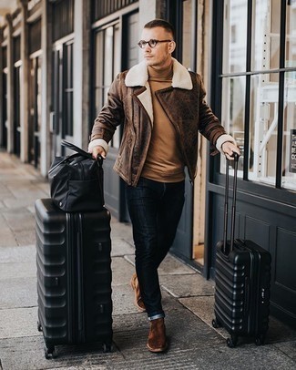 Schwarze Segeltuch Reisetasche kombinieren – 21 Herren Outfits: Für ein bequemes Couch-Outfit, kombinieren Sie eine braune Lammfelljacke mit einer schwarzen Segeltuch Reisetasche. Fühlen Sie sich mutig? Entscheiden Sie sich für braunen Chelsea Boots aus Wildleder.