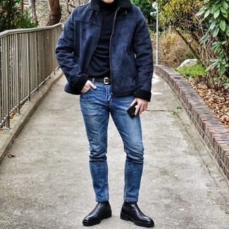 Dunkelblaue Lammfelljacke kombinieren – 70 Herren Outfits: Kombinieren Sie eine dunkelblaue Lammfelljacke mit blauen Jeans für ein bequemes Outfit, das außerdem gut zusammen passt. Ergänzen Sie Ihr Outfit mit schwarzen Chelsea Boots aus Leder, um Ihr Modebewusstsein zu zeigen.