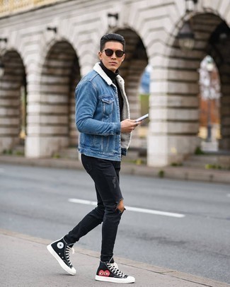 20 Jährige: Wie schwarze Jeans mit schwarzer hoher Sneakers aus Segeltuch zu kombinieren – 9 Lässige Herren Outfits: Tragen Sie eine blaue Jeanslammfelljacke und schwarzen Jeans für einen entspannten Wochenend-Look. Schwarze hohe Sneakers aus Segeltuch verleihen einem klassischen Look eine neue Dimension.