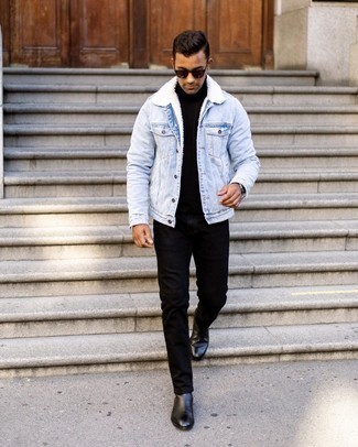 Hellblaue Jeanslammfelljacke kombinieren – 50 Herren Outfits: Kombinieren Sie eine hellblaue Jeanslammfelljacke mit schwarzen Jeans für ein großartiges Wochenend-Outfit. Ergänzen Sie Ihr Outfit mit schwarzen Chelsea Boots aus Leder, um Ihr Modebewusstsein zu zeigen.