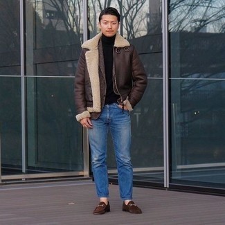 Welche Slipper mit braunen Sakkos zu tragen – 38 Herren Outfits kalt Wetter: Kombinieren Sie ein braunes Sakko mit blauen Jeans, wenn Sie einen gepflegten und stylischen Look wollen. Setzen Sie bei den Schuhen auf die klassische Variante mit Slippern.
