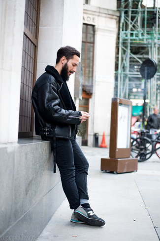 Dunkelblaue Jeans kombinieren – 500+ Herren Outfits kühl Wetter: Kombinieren Sie eine schwarze Lammfelljacke mit dunkelblauen Jeans, um einen lockeren, aber dennoch stylischen Look zu erhalten. Dunkelblaue und weiße Sportschuhe leihen Originalität zu einem klassischen Look.