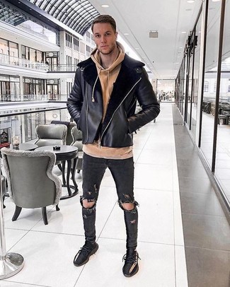 Lässige kalt Wetter Outfits Herren 2024: Paaren Sie eine schwarze Lammfelljacke mit schwarzen engen Jeans mit Destroyed-Effekten für einen entspannten Wochenend-Look. Schwarze sportschuhe sind eine ideale Wahl, um dieses Outfit zu vervollständigen.