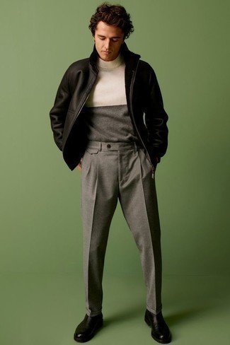 Smart-Casual kalt Wetter Outfits Herren 2024: Vereinigen Sie eine schwarze Lammfelljacke mit einer grauen Anzughose für einen stilvollen, eleganten Look. Ergänzen Sie Ihr Look mit schwarzen Chelsea Boots aus Leder.