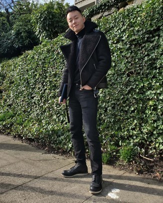 Schwarze Lammfelljacke kombinieren – 89 Smart-Casual Herren Outfits kühl Wetter: Kombinieren Sie eine schwarze Lammfelljacke mit schwarzen Jeans für einen bequemen Alltags-Look. Fühlen Sie sich mutig? Vervollständigen Sie Ihr Outfit mit einer schwarzen Lederfreizeitstiefeln.
