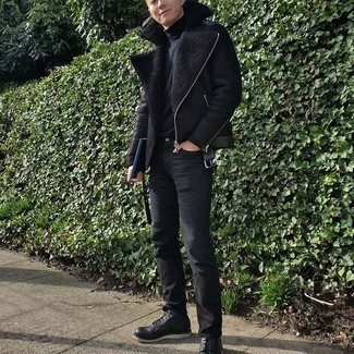 Winter Outfits Herren 2024: Paaren Sie eine schwarze Lammfelljacke mit schwarzen Jeans für einen bequemen Alltags-Look. Machen Sie Ihr Outfit mit einer schwarzen Lederfreizeitstiefeln eleganter. Was für eine geniale Winter-Outfit Idee!