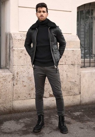 Dunkelgraue Chinohose kombinieren – 72 Winter Herren Outfits: Vereinigen Sie eine schwarze Lammfelljacke mit einer dunkelgrauen Chinohose für ein großartiges Wochenend-Outfit. Eine schwarze Lederfreizeitstiefel sind eine ideale Wahl, um dieses Outfit zu vervollständigen. Der Look ist mega für den Winter.