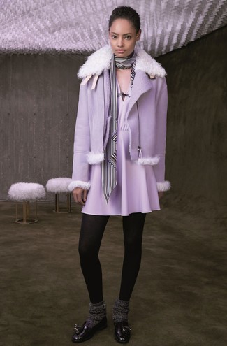 hellviolette Lammfelljacke, hellviolettes Skaterkleid, schwarze Leder Slipper mit Quasten, weißer und schwarzer vertikal gestreifter Schal für Damen