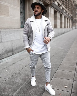 Silberne Lederuhr kombinieren – 78 Herren Outfits kühl Wetter: Tragen Sie eine graue Lammfelljacke und eine silberne Lederuhr für einen entspannten Wochenend-Look. Machen Sie Ihr Outfit mit weißen Segeltuch niedrigen Sneakers eleganter.
