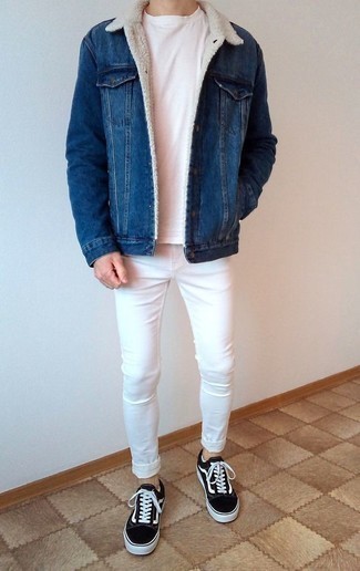 blaue Jeanslammfelljacke, weißes T-Shirt mit einem Rundhalsausschnitt, weiße enge Jeans, schwarze und weiße Segeltuch niedrige Sneakers für Herren