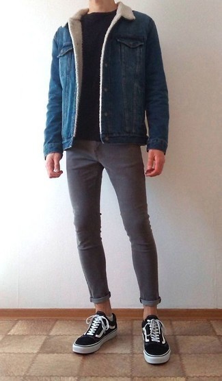 Graue enge Jeans kombinieren – 489 Herren Outfits: Tragen Sie eine blaue Jeanslammfelljacke und grauen enge Jeans für ein Alltagsoutfit, das Charakter und Persönlichkeit ausstrahlt. Schwarze und weiße Segeltuch niedrige Sneakers sind eine perfekte Wahl, um dieses Outfit zu vervollständigen.