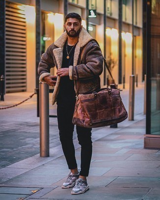 Braune Leder Reisetasche kombinieren – 68 Herren Outfits kühl Wetter: Eine braune Lammfelljacke und eine braune Leder Reisetasche sind eine perfekte Outfit-Formel für Ihre Sammlung. Graue Sportschuhe sind eine ideale Wahl, um dieses Outfit zu vervollständigen.
