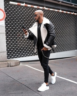 Weiße beschlagene Leder niedrige Sneakers kombinieren – 5 Herren Outfits: Kombinieren Sie eine schwarze Lammfelljacke mit schwarzen engen Jeans für ein großartiges Wochenend-Outfit. Weiße beschlagene Leder niedrige Sneakers sind eine perfekte Wahl, um dieses Outfit zu vervollständigen.