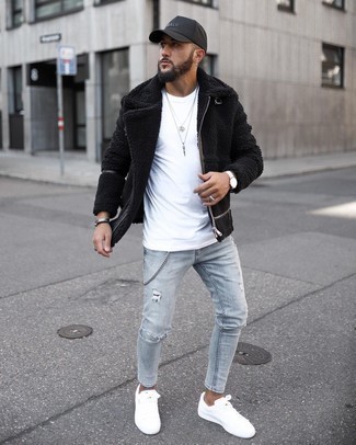 20 Jährige: Welche enge Jeans mit schwarzer Lammfelljacke zu tragen – 35 Herren Outfits kalt Wetter: Halten Sie Ihr Outfit locker mit einer schwarzen Lammfelljacke und engen Jeans. Weiße Segeltuch niedrige Sneakers sind eine ideale Wahl, um dieses Outfit zu vervollständigen.