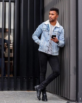 Dunkelgraue Segeltuchuhr kombinieren – 120 Herren Outfits: Für ein bequemes Couch-Outfit, kombinieren Sie eine hellblaue Jeanslammfelljacke mit einer dunkelgrauen Segeltuchuhr. Fühlen Sie sich ideenreich? Entscheiden Sie sich für schwarzen Chelsea Boots aus Leder.