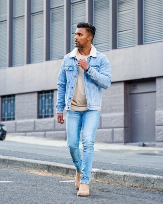 Welche enge Jeans mit beige Chelsea Boots zu tragen – 228 Herren Outfits: Kombinieren Sie eine hellblaue Jeanslammfelljacke mit engen Jeans für ein sonntägliches Mittagessen mit Freunden. Fühlen Sie sich mutig? Vervollständigen Sie Ihr Outfit mit beige Chelsea Boots.