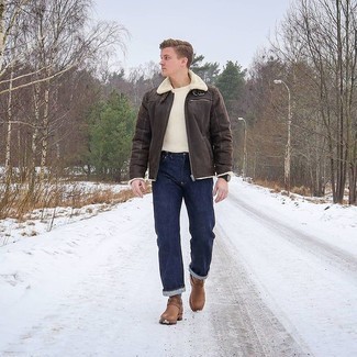 Winter Outfits Herren 2021: Kombinieren Sie eine dunkelbraune Lammfelljacke mit dunkelblauen Jeans für einen bequemen Alltags-Look. Komplettieren Sie Ihr Outfit mit braunen Chelsea Boots aus Leder, um Ihr Modebewusstsein zu zeigen. Ein insgesamt sehr schönes Winter-Outfit.