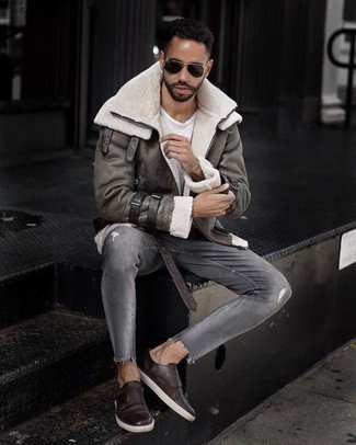 Dunkelbraune Doppelmonks aus Leder kombinieren – 8 Casual Herren Outfits: Tragen Sie eine graue Lammfelljacke und grauen Jeans mit Destroyed-Effekten für einen entspannten Wochenend-Look. Ergänzen Sie Ihr Outfit mit dunkelbraunen Doppelmonks aus Leder, um Ihr Modebewusstsein zu zeigen.
