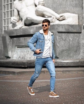 Braune niedrige Sneakers kombinieren – 537+ Herren Outfits: Für ein bequemes Couch-Outfit, kombinieren Sie eine hellblaue Jeanslammfelljacke mit hellblauen Jeans mit Destroyed-Effekten. Vervollständigen Sie Ihr Look mit braunen niedrigen Sneakers.