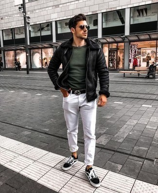 Lammfelljacke kombinieren – 500+ Herren Outfits: Kombinieren Sie eine Lammfelljacke mit weißen Jeans, um mühelos alles zu meistern, was auch immer der Tag bringen mag. Fühlen Sie sich ideenreich? Ergänzen Sie Ihr Outfit mit schwarzen und weißen Segeltuch niedrigen Sneakers.