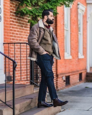 Smart-Casual kalt Wetter Outfits Herren 2024: Kombinieren Sie eine braune Lammfelljacke mit dunkelblauen Jeans für ein Alltagsoutfit, das Charakter und Persönlichkeit ausstrahlt. Fügen Sie dunkelbraunen Chelsea Boots aus Leder für ein unmittelbares Style-Upgrade zu Ihrem Look hinzu.