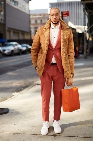 Welche Businesshemden mit roten Anzuges zu tragen – 5 Smart-Casual Herren Outfits: Kombinieren Sie einen roten Anzug mit einem Businesshemd für einen stilvollen, eleganten Look. Wählen Sie die legere Option mit weißen Segeltuch niedrigen Sneakers.