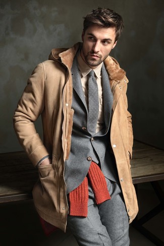 Lammfellmantel kombinieren – 9 Elegante Winter Herren Outfits: Kombinieren Sie einen Lammfellmantel mit einem grauen Wollanzug für eine klassischen und verfeinerte Silhouette. Ein tolles Outfit für den Winter.