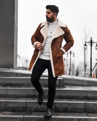 Wie Lammfellmantel mit enger Jeans zu kombinieren – 7 Smart-Casual Herren Outfits kühl Wetter: Erwägen Sie das Tragen von einem Lammfellmantel und engen Jeans für einen bequemen Alltags-Look. Fühlen Sie sich ideenreich? Wählen Sie schwarzen Chelsea Boots aus Leder.