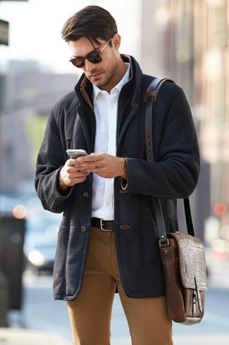 Braunen Ledergürtel kombinieren – 500+ Herren Outfits kühl Wetter: Ein schwarzer Lammfellmantel und ein brauner Ledergürtel sind eine gute Outfit-Formel für Ihre Sammlung.