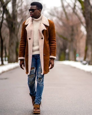 Wie Jeans mit Stiefel zu kombinieren – 154 Casual Winter Herren Outfits: Paaren Sie einen rotbraunen Lammfellmantel mit Jeans für einen entspannten Wochenend-Look. Fühlen Sie sich mutig? Entscheiden Sie sich für Stiefel. Ein perfekter Look für den Winter, oder?