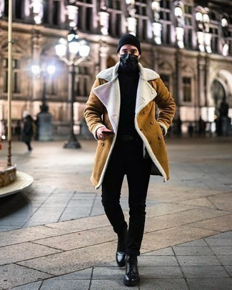 Winter Outfits Herren 2024: Kombinieren Sie einen beige Lammfellmantel mit schwarzen Jeans für ein großartiges Wochenend-Outfit. Wählen Sie eine schwarze Lederfreizeitstiefel, um Ihr Modebewusstsein zu zeigen. Dieses Outfit ist perfekt für den Winter und jeder kann ihn leicht nachstylen.