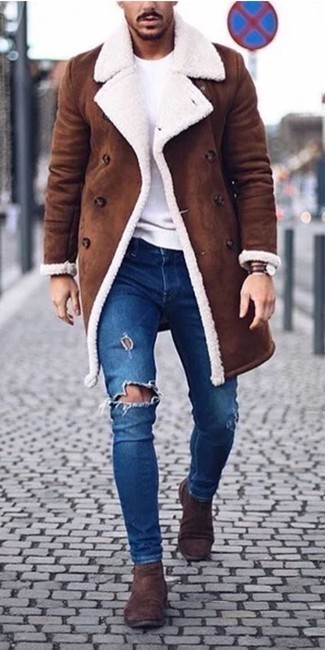 Welche Jeans mit rotbraunen Lammfellmantel zu tragen – 10 Casual Herren Outfits: Für ein bequemes Couch-Outfit, tragen Sie einen rotbraunen Lammfellmantel und Jeans. Fühlen Sie sich mutig? Vervollständigen Sie Ihr Outfit mit dunkelbraunen Chelsea Boots aus Wildleder.