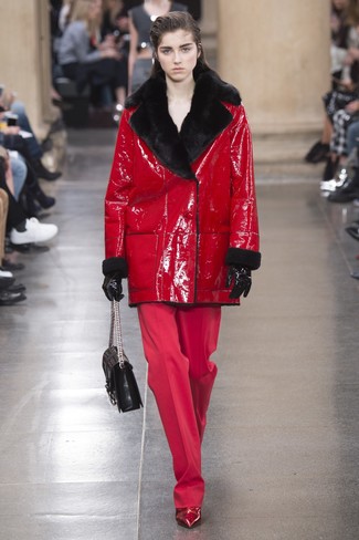 roter Lammfellmantel, rote weite Hose, rote Leder Stiefeletten, schwarze gesteppte Satchel-Tasche aus Leder für Damen