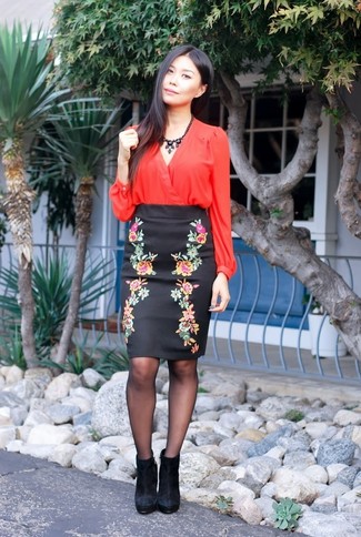 Bleistiftrock kombinieren – 500+ Damen Outfits: Tragen Sie eine rote Langarmbluse zu einem Bleistiftrock, um einen harmonischen, entspannten Look zu erreichen. Komplettieren Sie Ihr Outfit mit schwarzen Wildleder Stiefeletten.