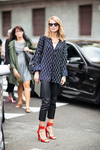 Dunkelblaue Bluse kombinieren – 160 Damen Outfits: Geben Sie den ultimativen Freizeit-Stil ab in einer dunkelblauen Bluse und schwarzen engen Jeans aus Leder. Dieses Outfit passt hervorragend zusammen mit roten Leder Sandaletten.