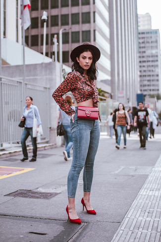 Hellblaue enge Jeans kombinieren – 308 Damen Outfits: Probieren Sie diese Kombination aus einer roten Langarmbluse mit Leopardenmuster und hellblauen engen Jeans für einen gepflegten, modischen Look. Ergänzen Sie Ihr Look mit roten Wildleder Pumps.
