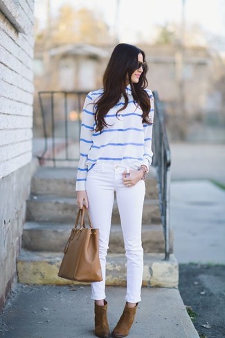 30 Jährige: Welche Langarmblusen mit weißer enger Jeans zu tragen – 4 Damen Outfits warm Wetter: Um ein stilsicheres Freizeit-Outfit zu kreieren, entscheiden Sie sich für eine Langarmbluse und weißen enge Jeans. Ergänzen Sie Ihr Look mit braunen Leder Stiefeletten.
