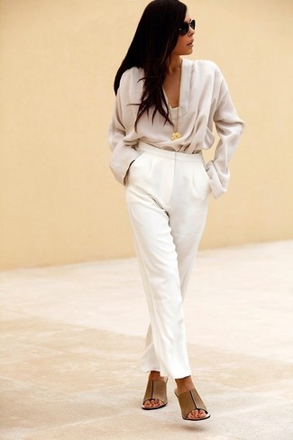 Seide Bluse kombinieren – 202 Damen Outfits: Um ein elegantes Alltags-Outfit zu erzielen, brauchen Sie nur eine Seide Bluse und eine weiße Anzughose. Braune Leder Sandaletten sind eine perfekte Wahl, um dieses Outfit zu vervollständigen.
