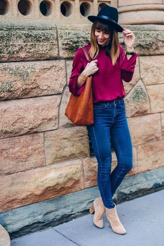 Dunkelblaue Jeans kombinieren – 1200+ Damen Outfits: Probieren Sie die Paarung aus einer lila Langarmbluse und dunkelblauen Jeans, um einen stilsicheren Freizeit-Look zu erzeugen. Hellbeige Wildleder Stiefeletten sind eine perfekte Wahl, um dieses Outfit zu vervollständigen.