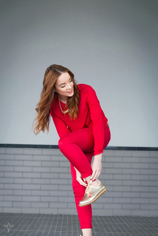 Goldene Leder Oxford Schuhe kombinieren – 1 Elegante Herbst Damen Outfits: Um einen stilsicheren Alltags-Look zu erzielen, erwägen Sie das Tragen von einer roten Langarmbluse und einer roten enger Hose. Goldene Leder Oxford Schuhe fügen sich nahtlos in einer Vielzahl von Outfits ein. Schon haben wir ein stylisches Outfit im Herbst.