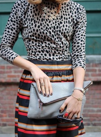 Graue Leder Clutch kombinieren – 147 Damen Outfits: Um einen schlichten und super entspannten City-Look zu zaubern, probieren Sie die Paarung aus einer grauen Langarmbluse mit Leopardenmuster und einer grauen Leder Clutch.