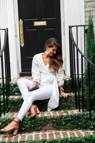 Weiße enge Jeans mit Destroyed-Effekten kombinieren – 129 Damen Outfits: Kombinieren Sie eine weiße Langarmbluse mit weißen engen Jeans mit Destroyed-Effekten für ein bequemes Outfit. Beige Leder Sandaletten sind eine ideale Wahl, um dieses Outfit zu vervollständigen.