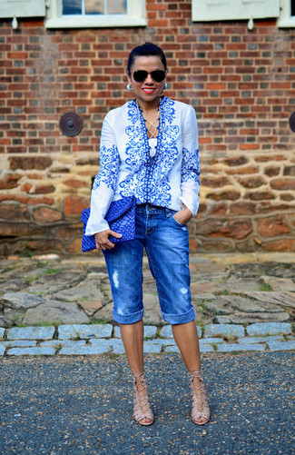 weiße und blaue bedruckte Langarmbluse, blaue Bermuda-Shorts aus Jeans, hellbeige Leder Sandaletten, blaue Leder Clutch für Damen
