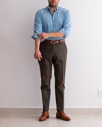 Braune Leder Brogues kombinieren – 500+ Herren Outfits: Machen Sie sich mit einem hellblauen Chambray Langarmhemd und einer dunkelbraunen Anzughose einen verfeinerten, eleganten Stil zu Nutze. Braune Leder Brogues sind eine kluge Wahl, um dieses Outfit zu vervollständigen.